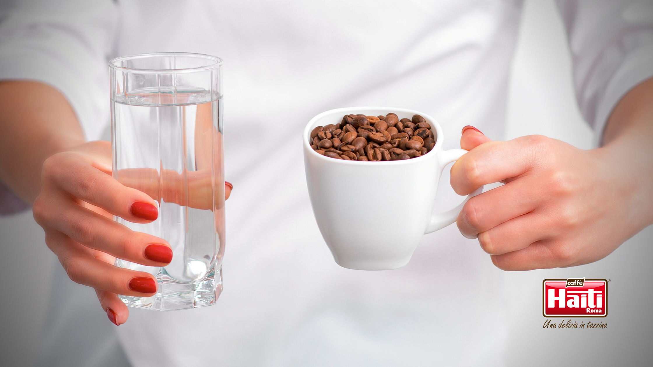 L'acqua va bevuta prima o dopo il caffè?